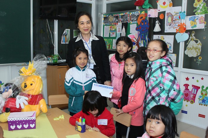 Các em học sinh đoạt giải đến thăm và tặng quà cho lớp học Hy vọng ở bệnh viện Nhi TW